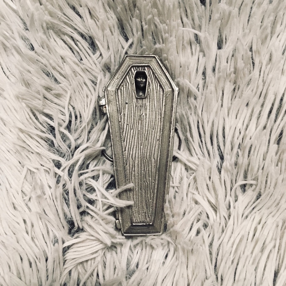 HeavyMentalBuckles . Com- Vampire chick in coffin